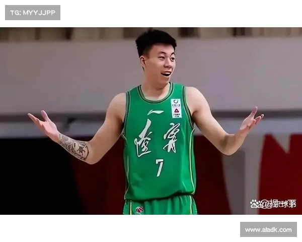 激烈对决 CBA德比战两大豪强上演巅峰对抗 球迷热情高涨场面火爆 激烈对决 CBA德比战两大豪强上演巅峰对抗 球迷热情高涨场面火爆