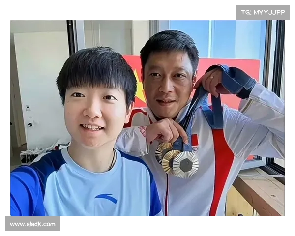 惬意时光!球迷头等舱偶遇孙颖莎师徒签名合影莎莎放松翘二郎腿休息 惬意时光!球迷头等舱偶遇孙颖莎师徒签名合影莎莎放松翘二郎腿休息
